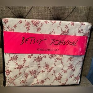 Betsey Johnson King Sheet Set Pink Floral